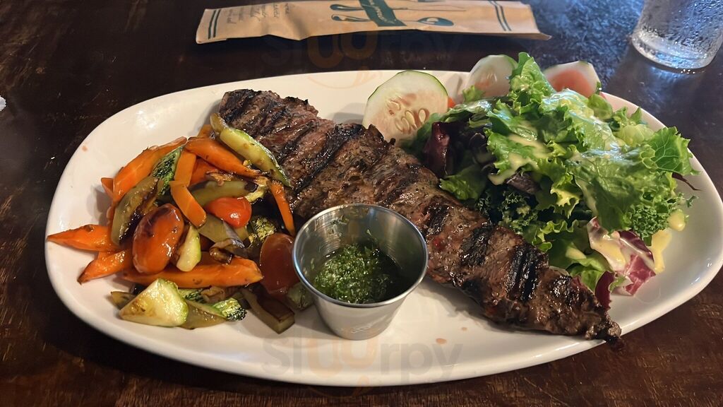 Plato de arrachera con ensalada y vegetales