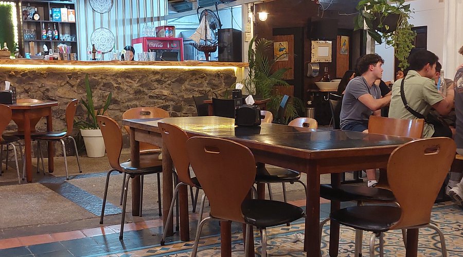 Interior con mesas de madera y barra