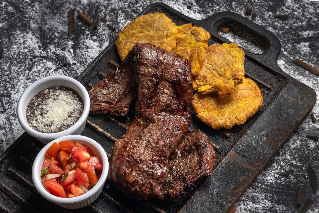 Carne a la parrilla con salsas y plátanos