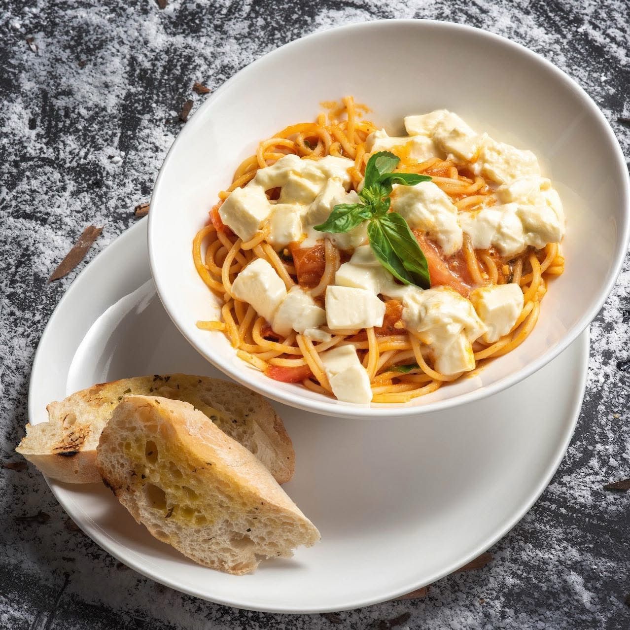 Pasta en salsa cremosa con pan