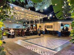 Zona de asientos al aire libre por la noche