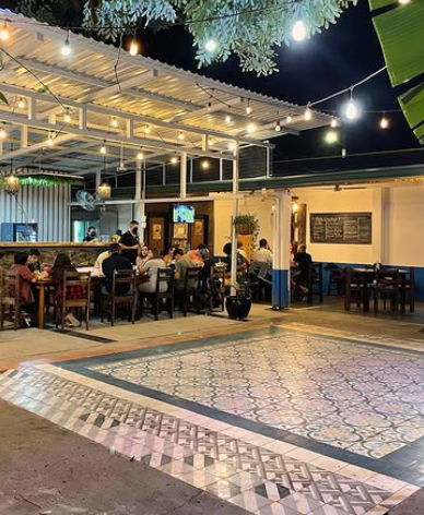 Terraza con iluminación y mesas